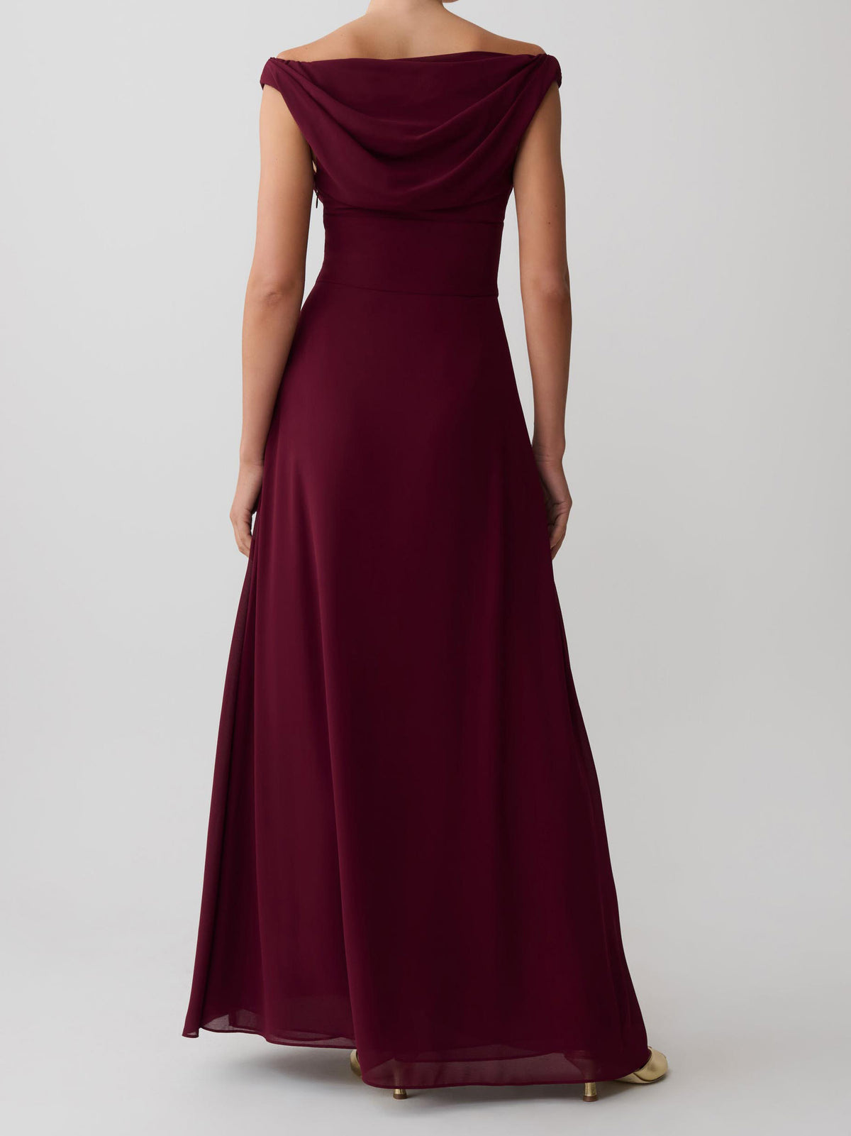 Elegante abito lungo con spalle scoperte e vita arricciata