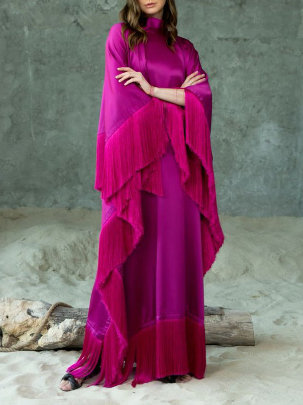 Elegante abito lungo asimmetrico a collo alto con finiture di frange