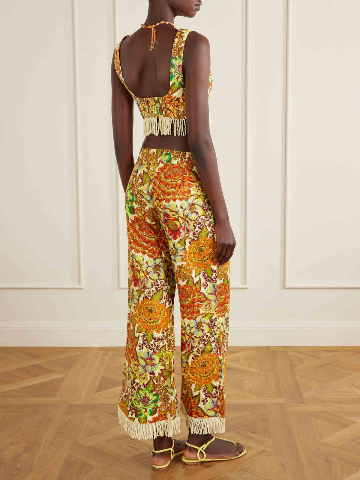 Retro-Set aus Crop-Top mit Fransen und Hose mit Print