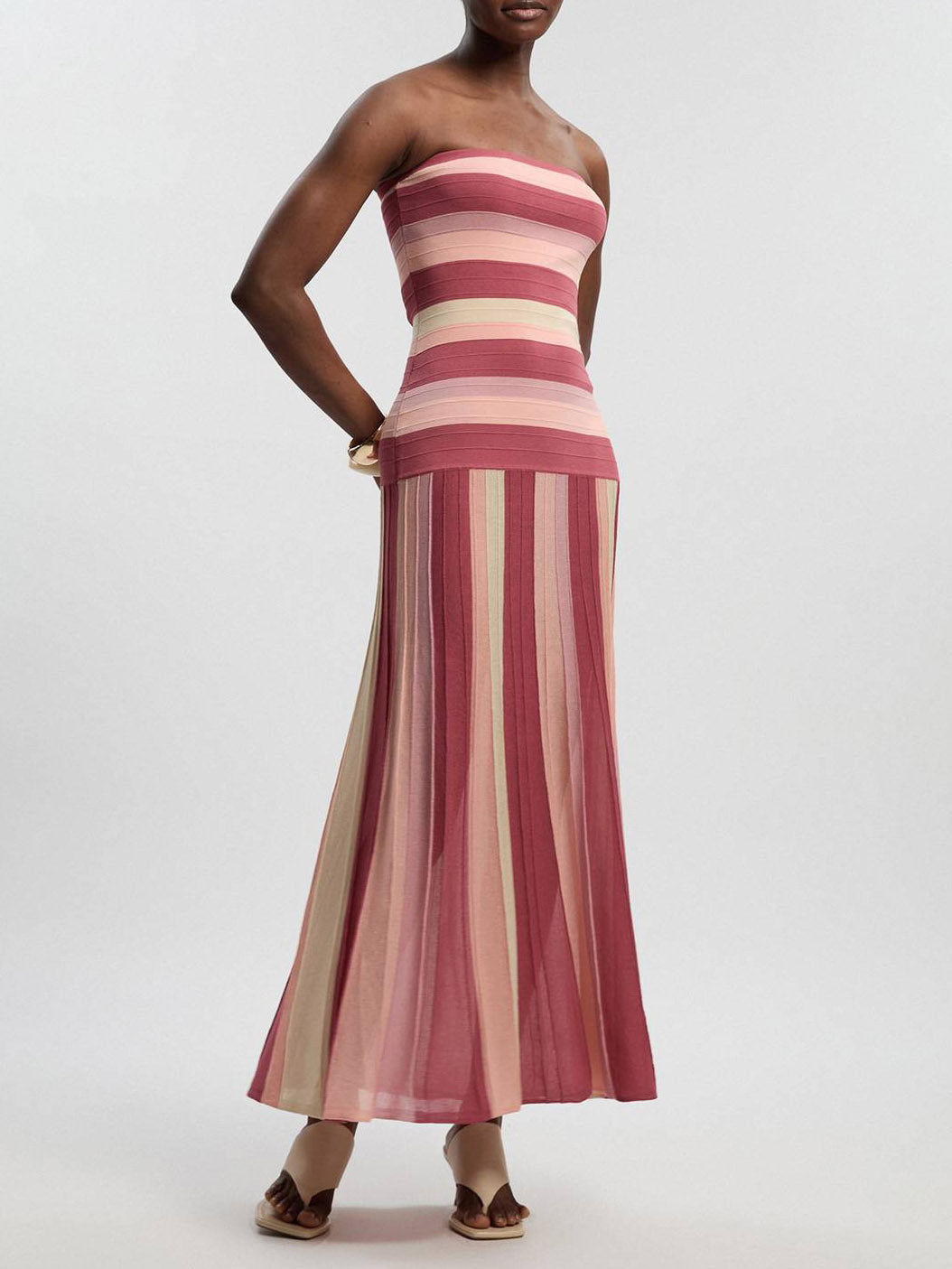 Gestreiftes trägerloses Strick-Maxikleid