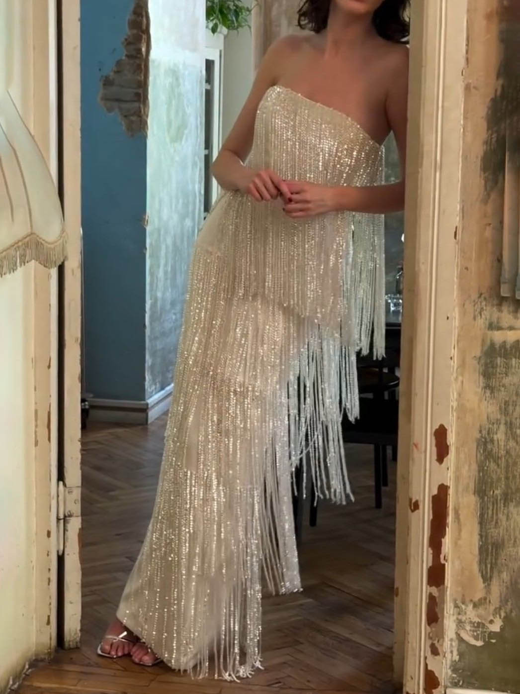 Vestido comprido cai-cai com lantejoulas, camadas e franjas