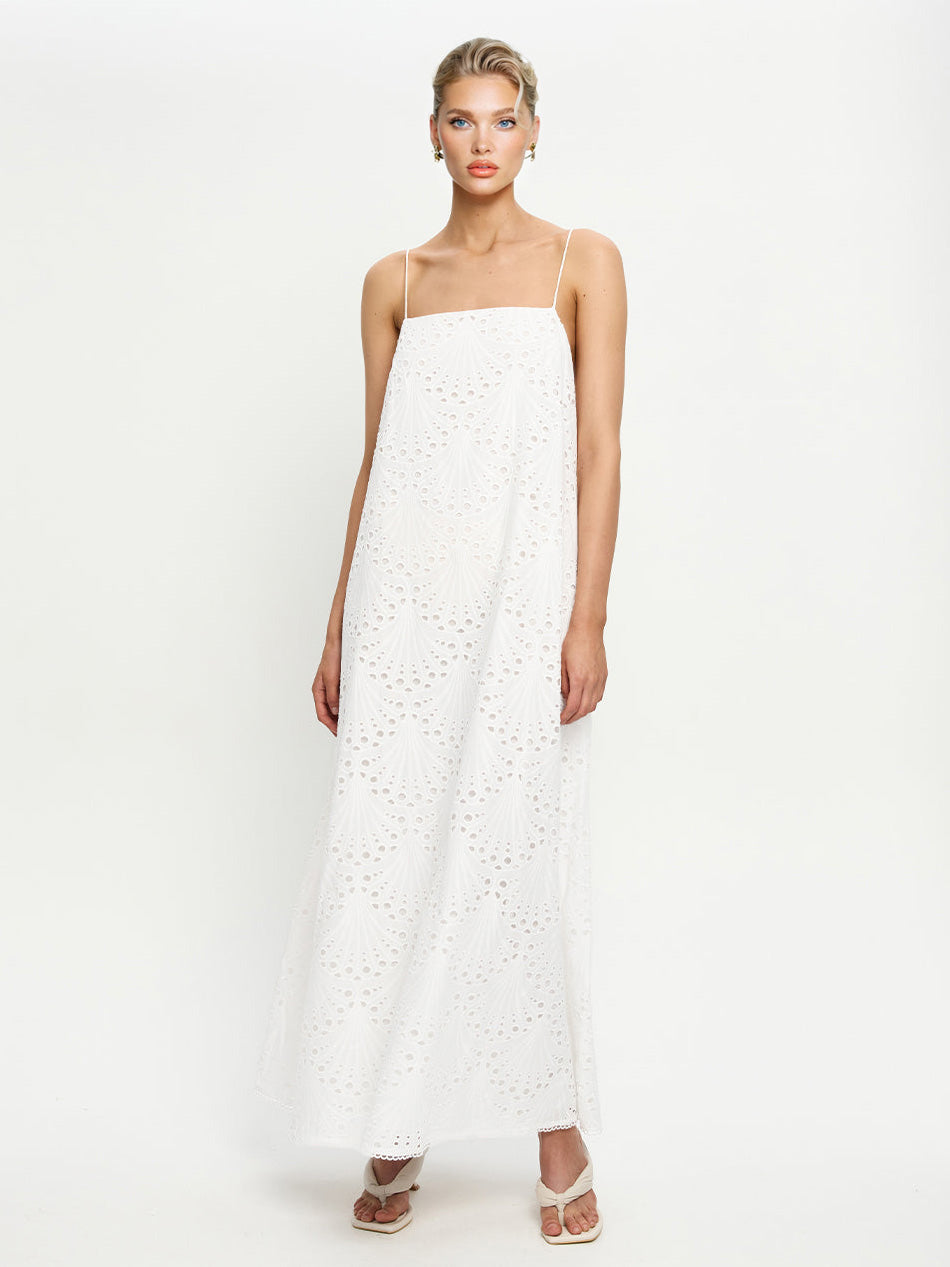 Vestido maxi requintado com alças finas, recortes em forma de concha e bordados