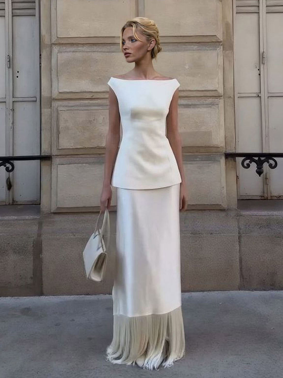 Conjunto elegante de duas peças com saia de cetim e bainha com franjas