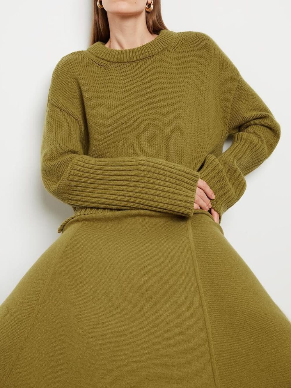 Conjunto de saia e camisola de gola redonda com punhos altos
