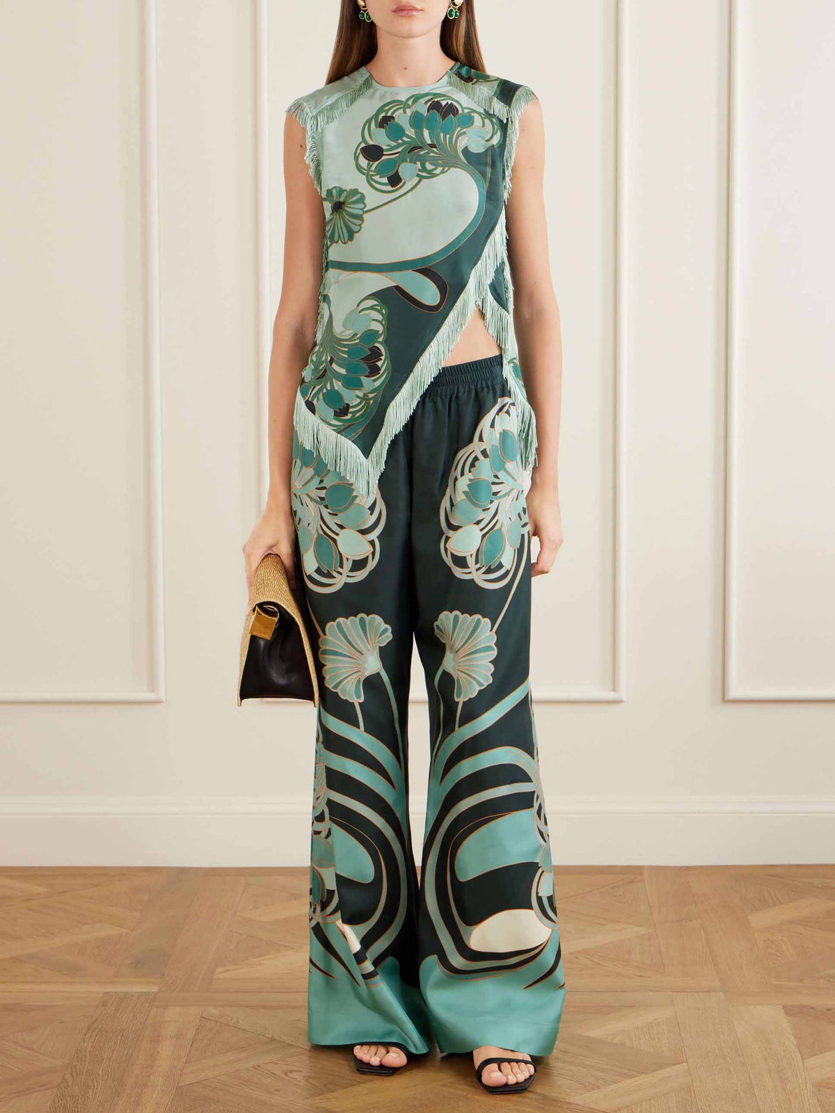 Completo retrò a due pezzi con top asimmetrico e pantaloni, stampa artistica e frange