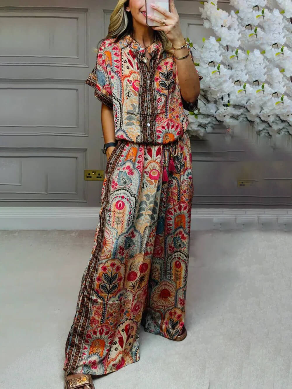 Pantaloni ampi casual a vita elasticizzata con stampa boho, dettagli con nappine e tasche