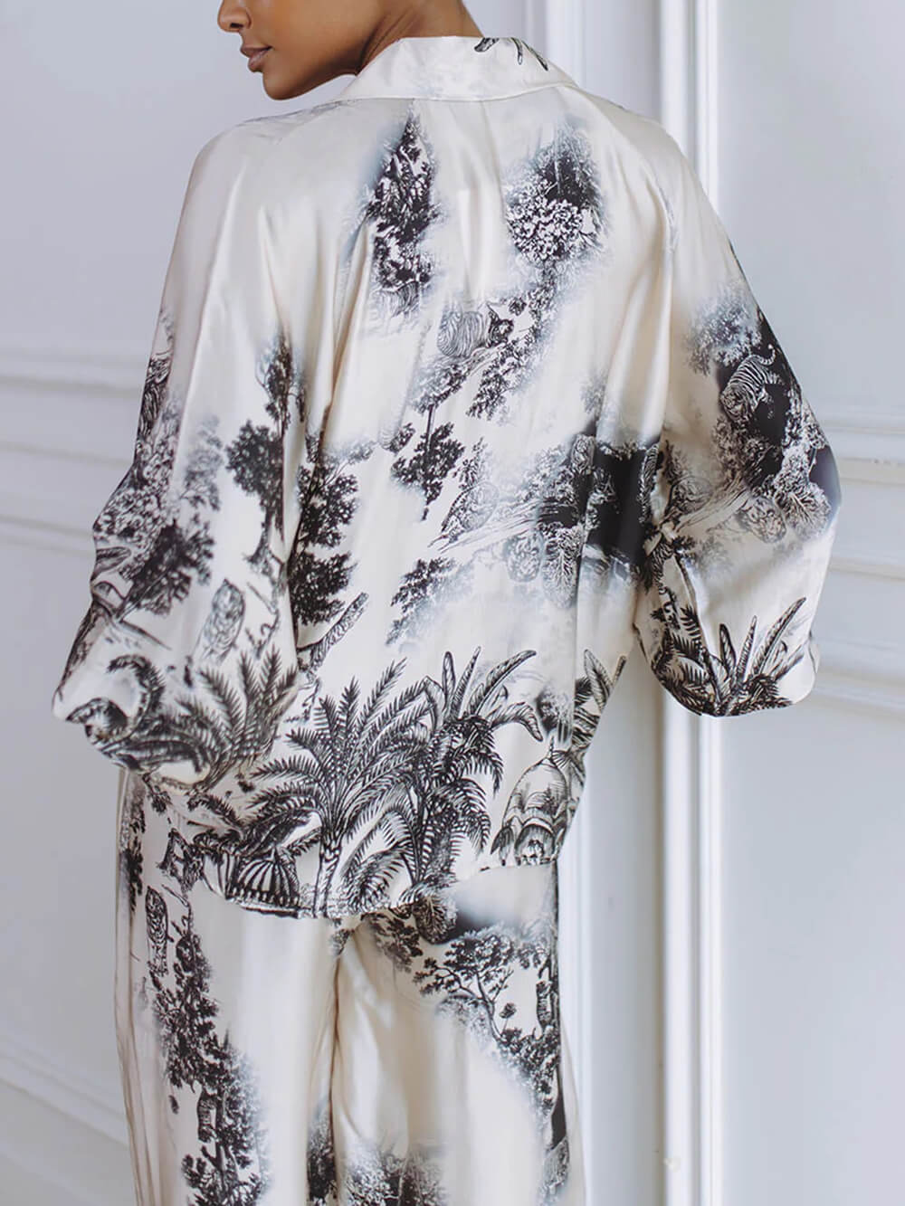 Conjunto único com top largo de estampado floral e calças de perna larga com cintura elástica