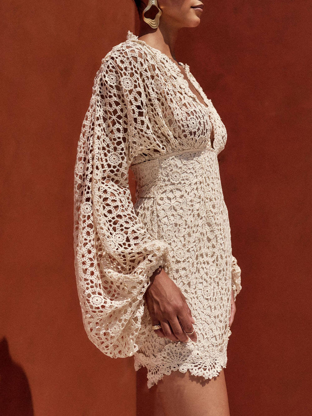 Raffinato minidress in pizzo con maniche a sbuffo