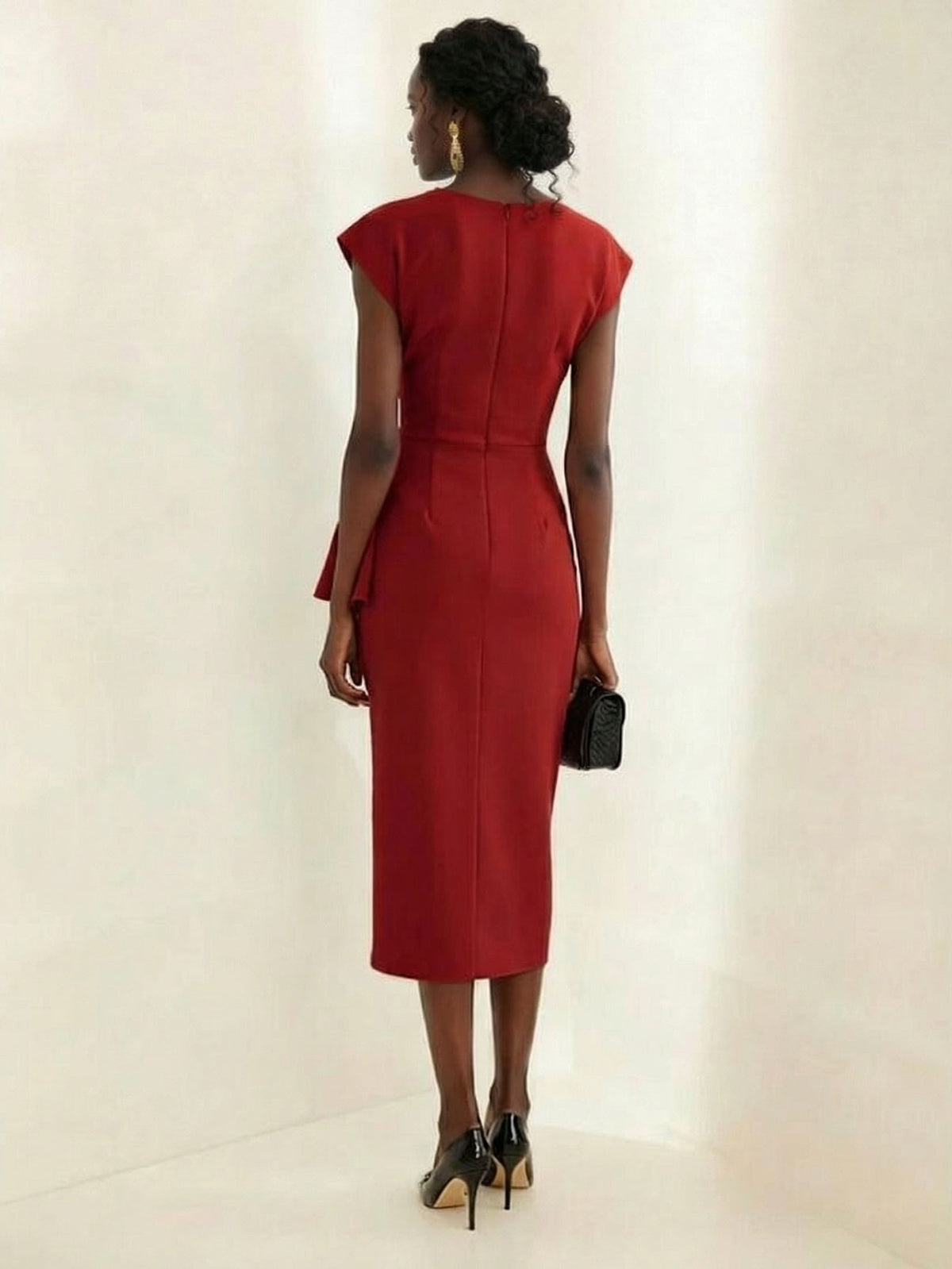 Abito midi elegante aderente con scollo drappeggiato