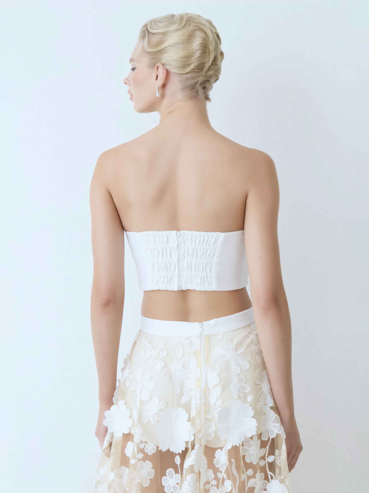 Elegante completo a due pezzi con top corto senza spalline in pizzo floreale e gonna lunga