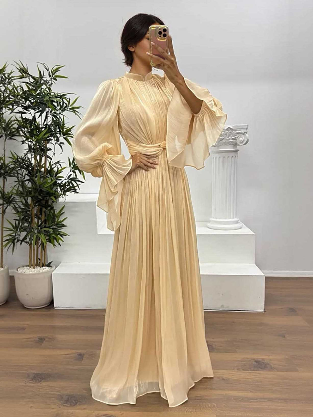 Vestido largo elegante, fluido y plisado, de manga larga
