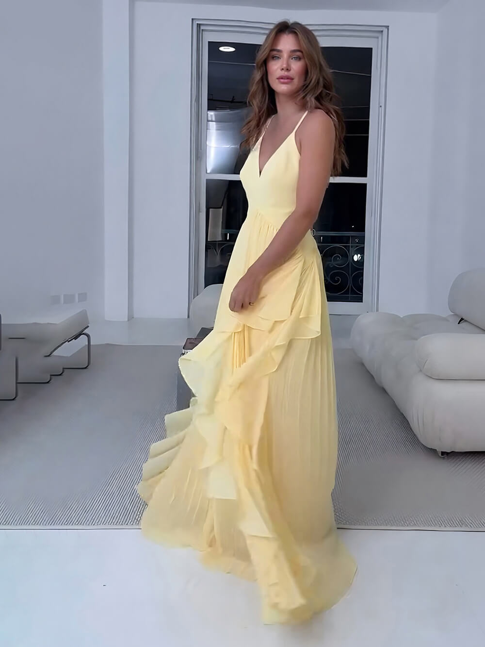 Delicado vestido largo de fiesta amarillo, con capas, paneles y frunces