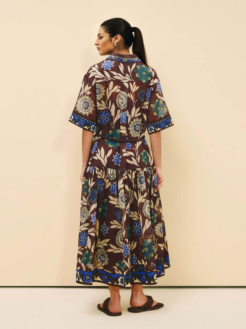 Robe-chemise longue rétro imprimée, boutonnée devant, avec ceinture en corde tressée