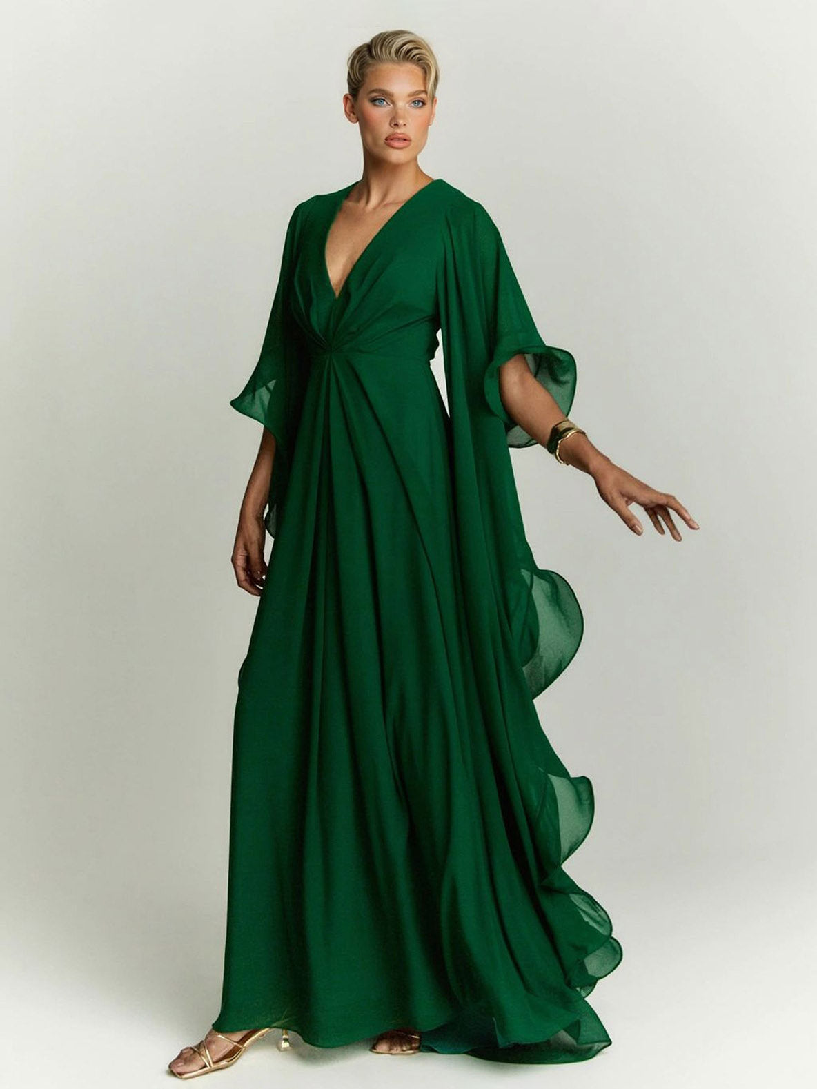 Elegante abito lungo fino ai piedi in chiffon, con maniche drappeggiate