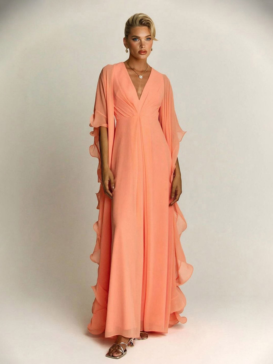 Elegante abito lungo fino ai piedi in chiffon, con maniche drappeggiate