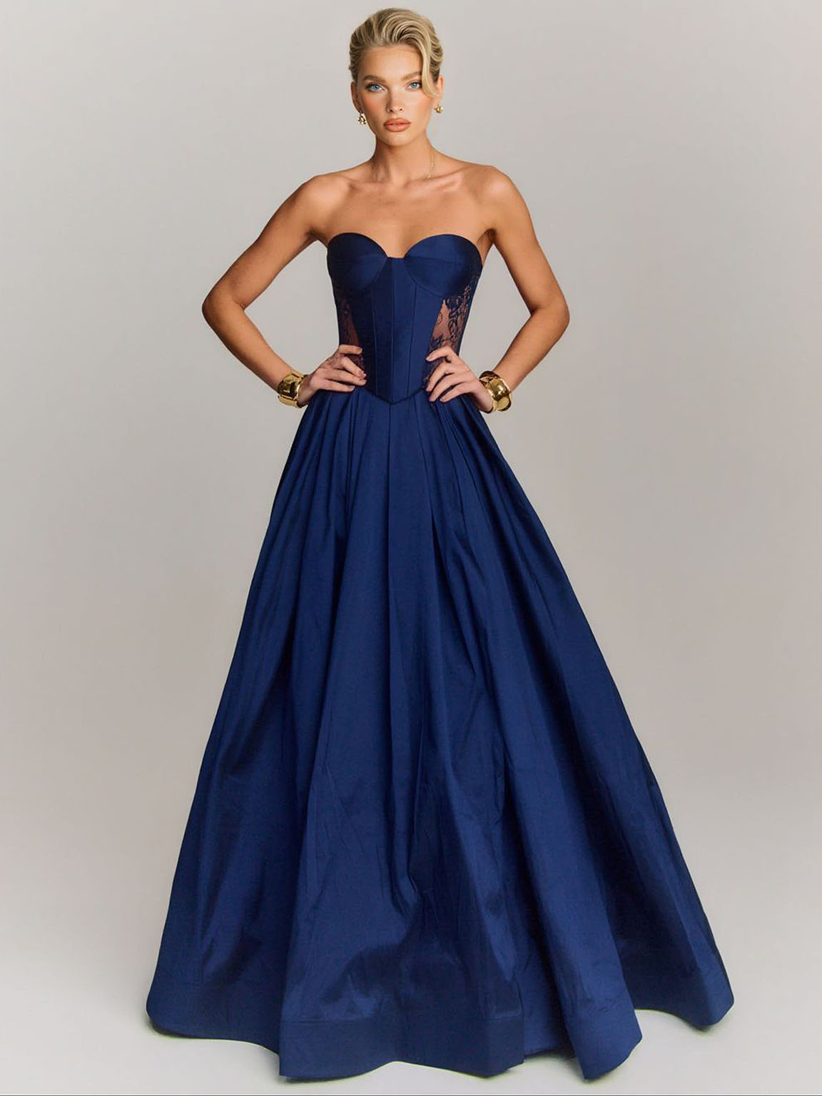 Elegantes trägerloses Maxikleid im Ballkleidstil mit Spitzeneinsätzen