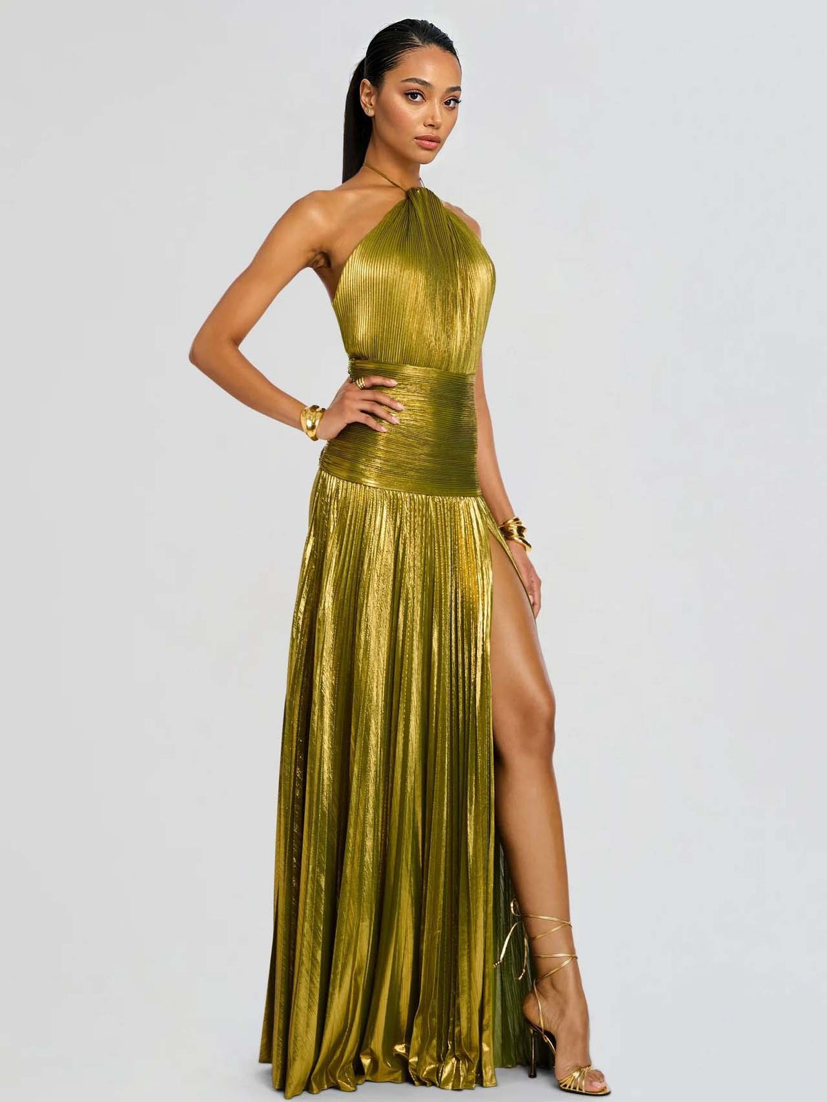 Elegantes Maxikleid mit Metallic-Plisseefalten und Neckholder
