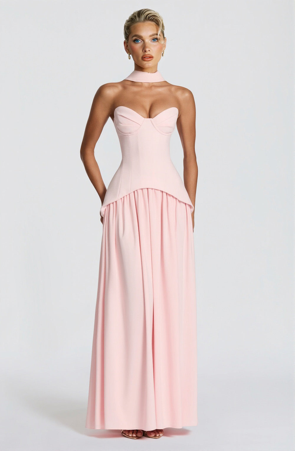 Vestido largo elegante de fiesta con escote corazón y abertura alta