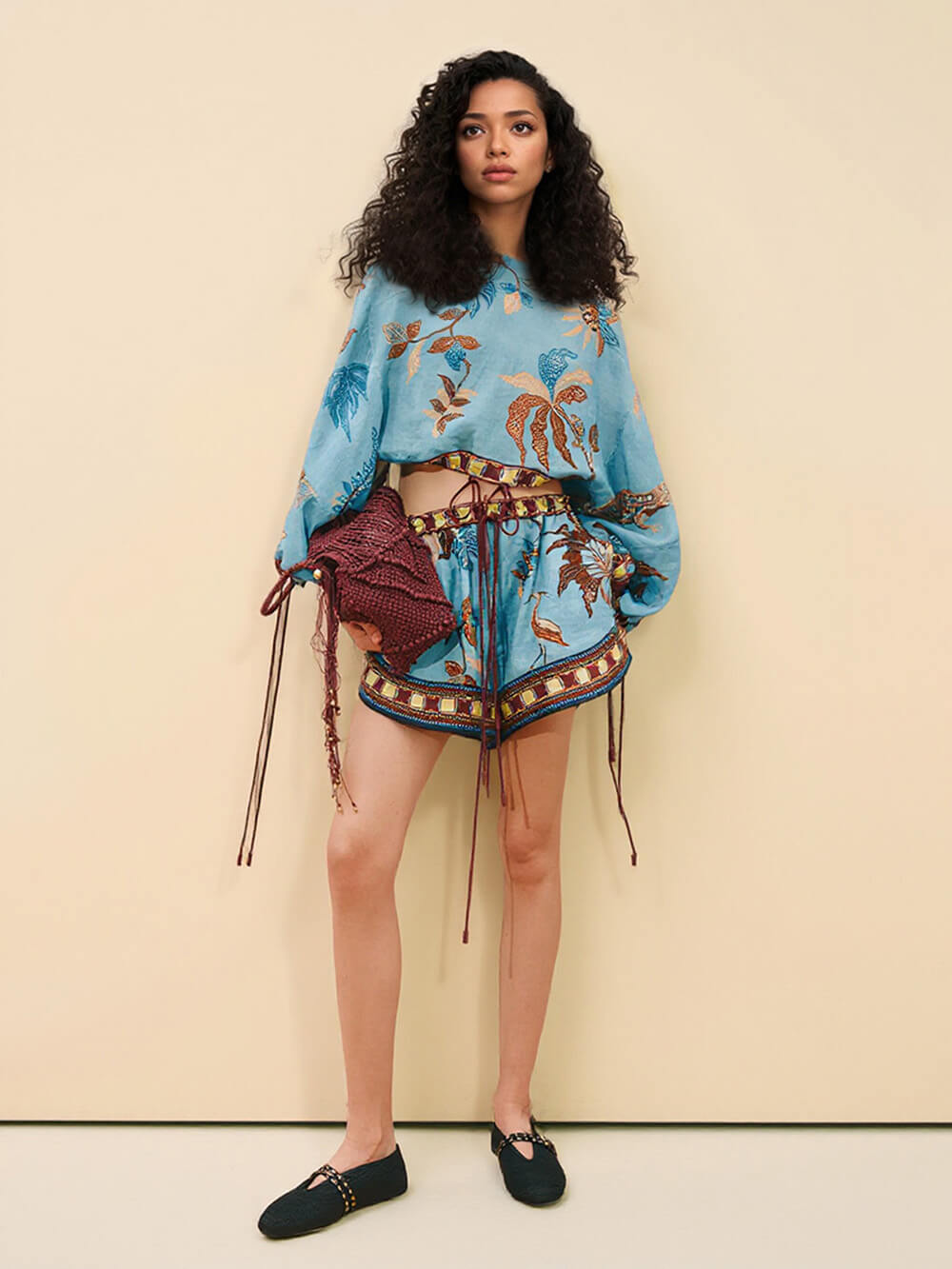 Completo con top a spalle scese e pantaloncini, stampa boho color block e coulisse
