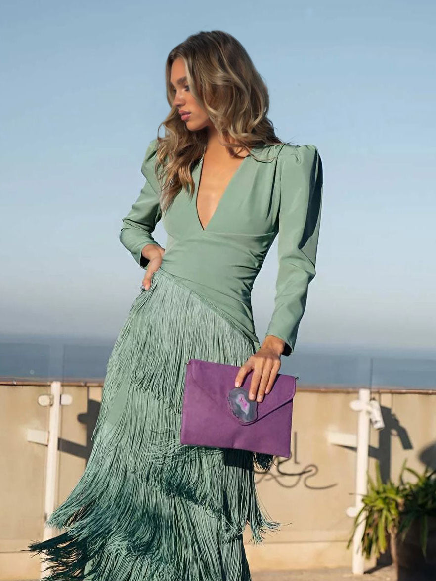 Elegante abito lungo con nappine, scollo a V e maniche lunghe