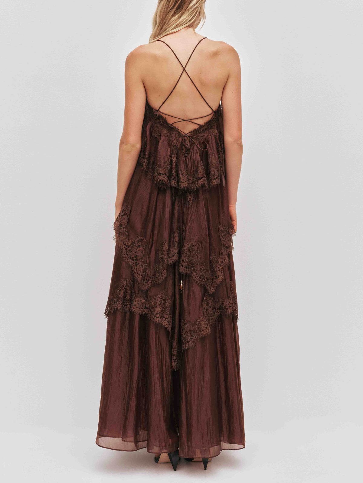 Elegantes Lagen-Maxikleid mit Spitzenbesatz und Spaghettiträgern