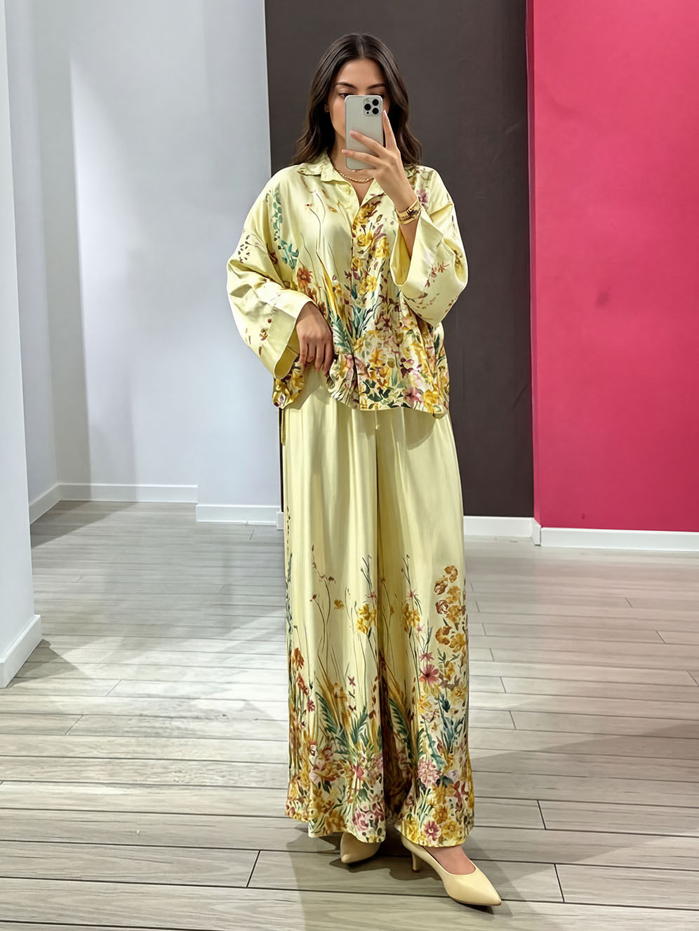 Completo elegante con camicia in raso a stampa floreale e pantaloni a gamba larga