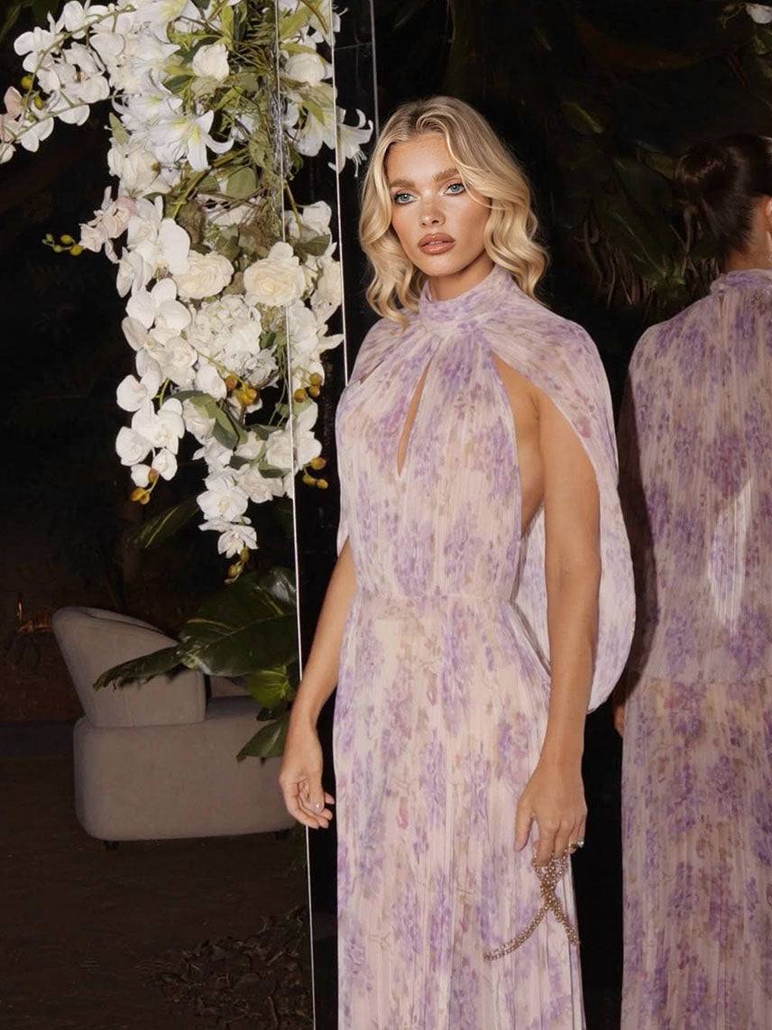 Elegantes Maxikleid mit hohem Kragen, Capeärmeln und Raffungen
