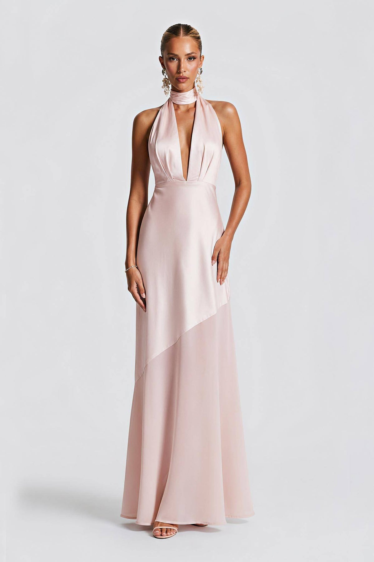 Vestido de noche de satén verde oliva con cuello halter, escote en V pronunciado y corte sirena - vestido formal sexy con espalda descubierta para fiestas, bodas y galas