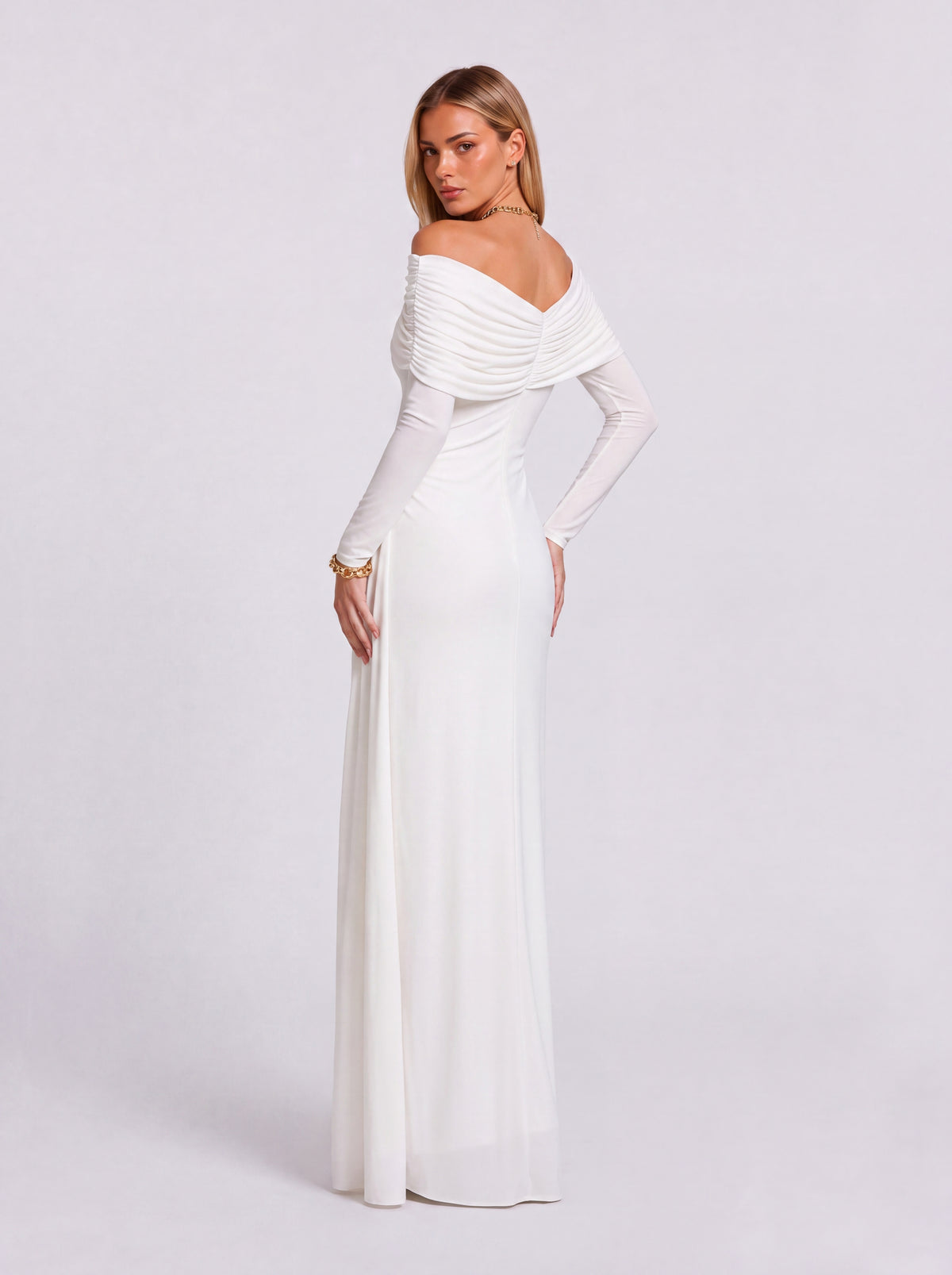 Vestido comprido de manga comprida, com decote em V, xaile drapeado cruzado e acabamento lateral