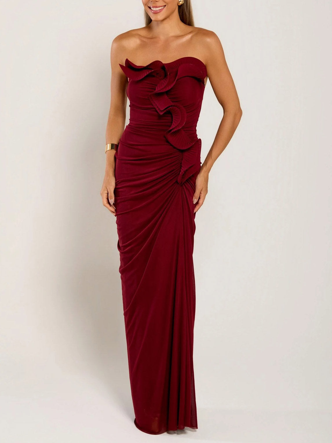Vestido comprido elegante sem alças, franzido e com aplicação floral