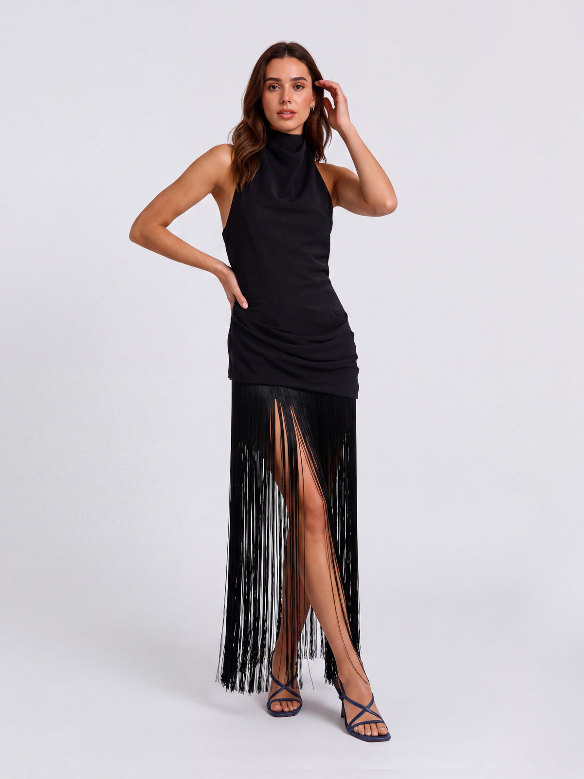 Abito midi senza maniche con scollo all’americana e nappine