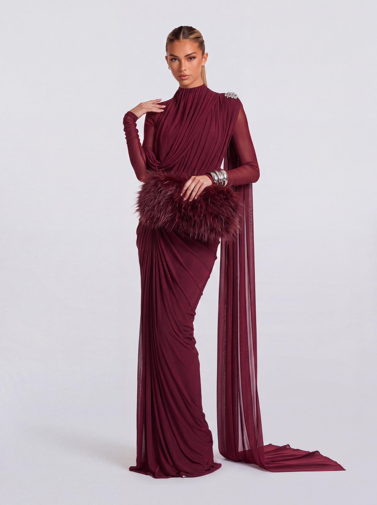 Vestido comprido assimétrico, com decote alto, drapeado cruzado e alça lateral