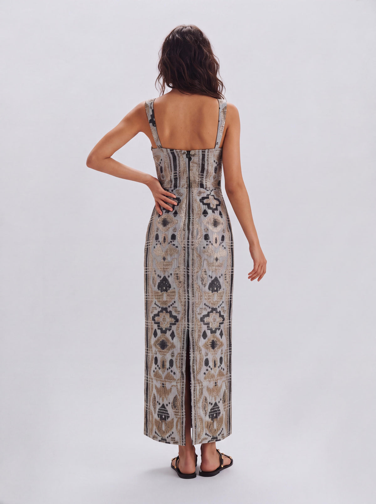 Robe mi-longue à bretelles, jacquard bohème, col carré, découpes et taille ajustée