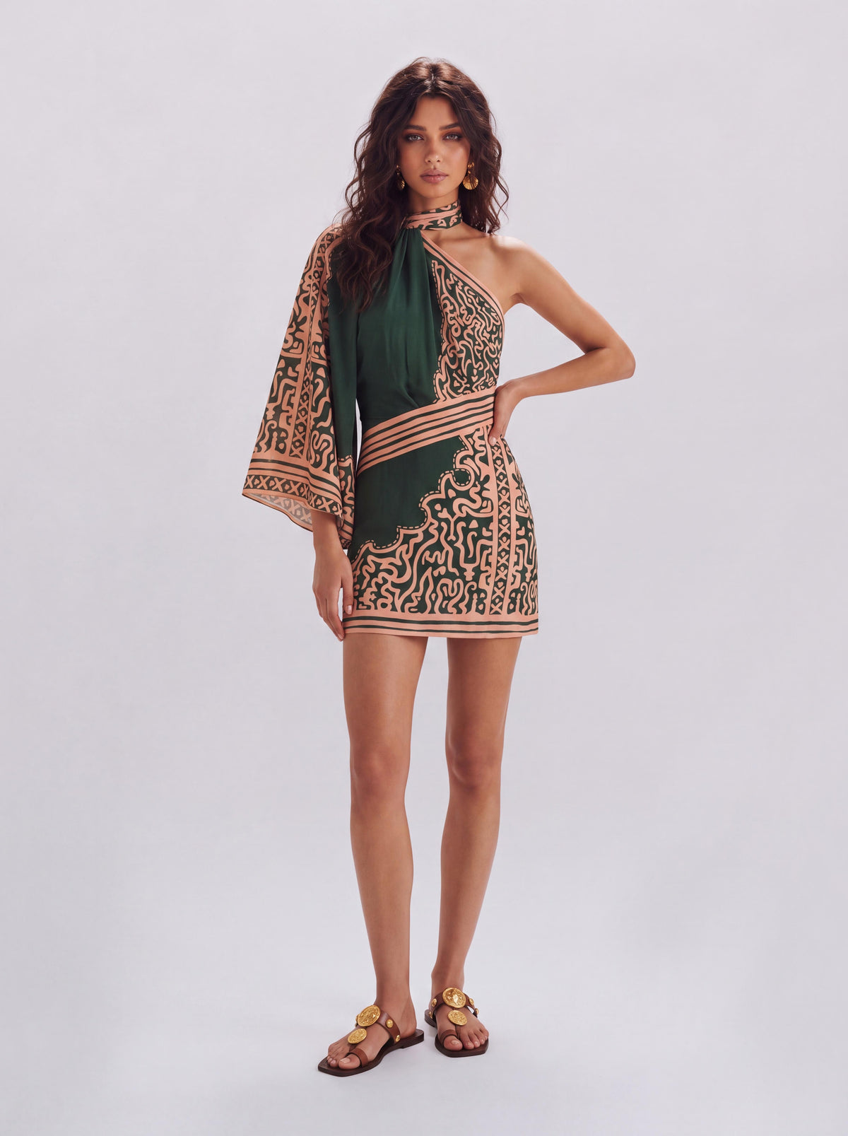Vestido corto ajustado vintage con estampado étnico en el cuello y una manga acampanada