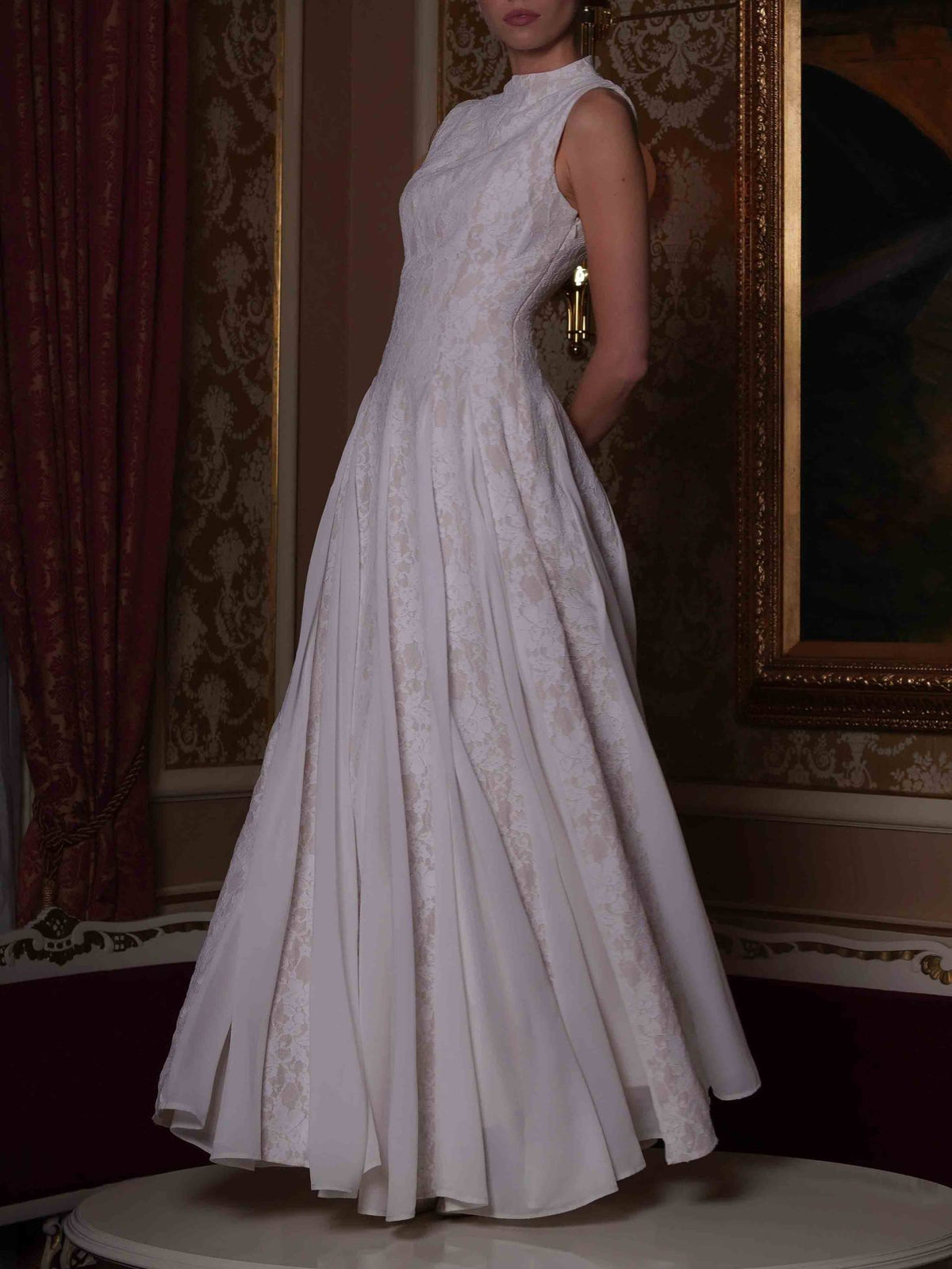 Elegantes Maxikleid mit hohem Kragen und Spitzeneinsatz