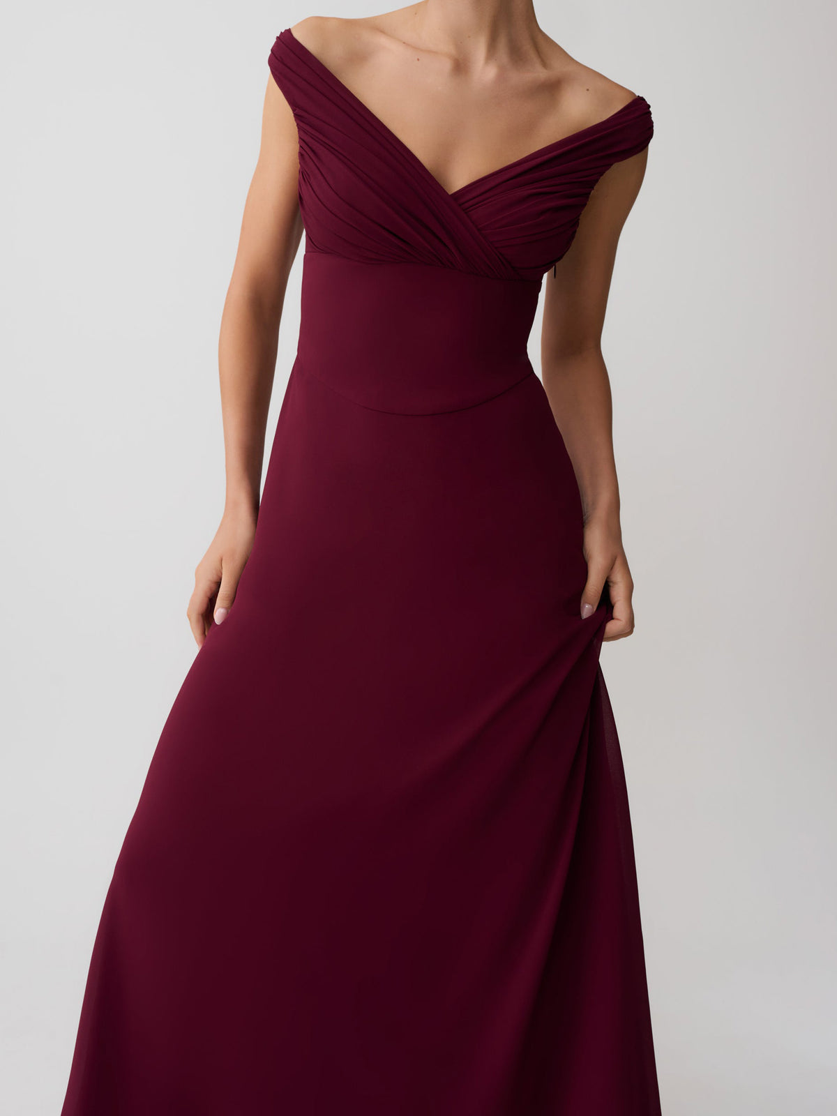 Elegante abito lungo con spalle scoperte e vita arricciata