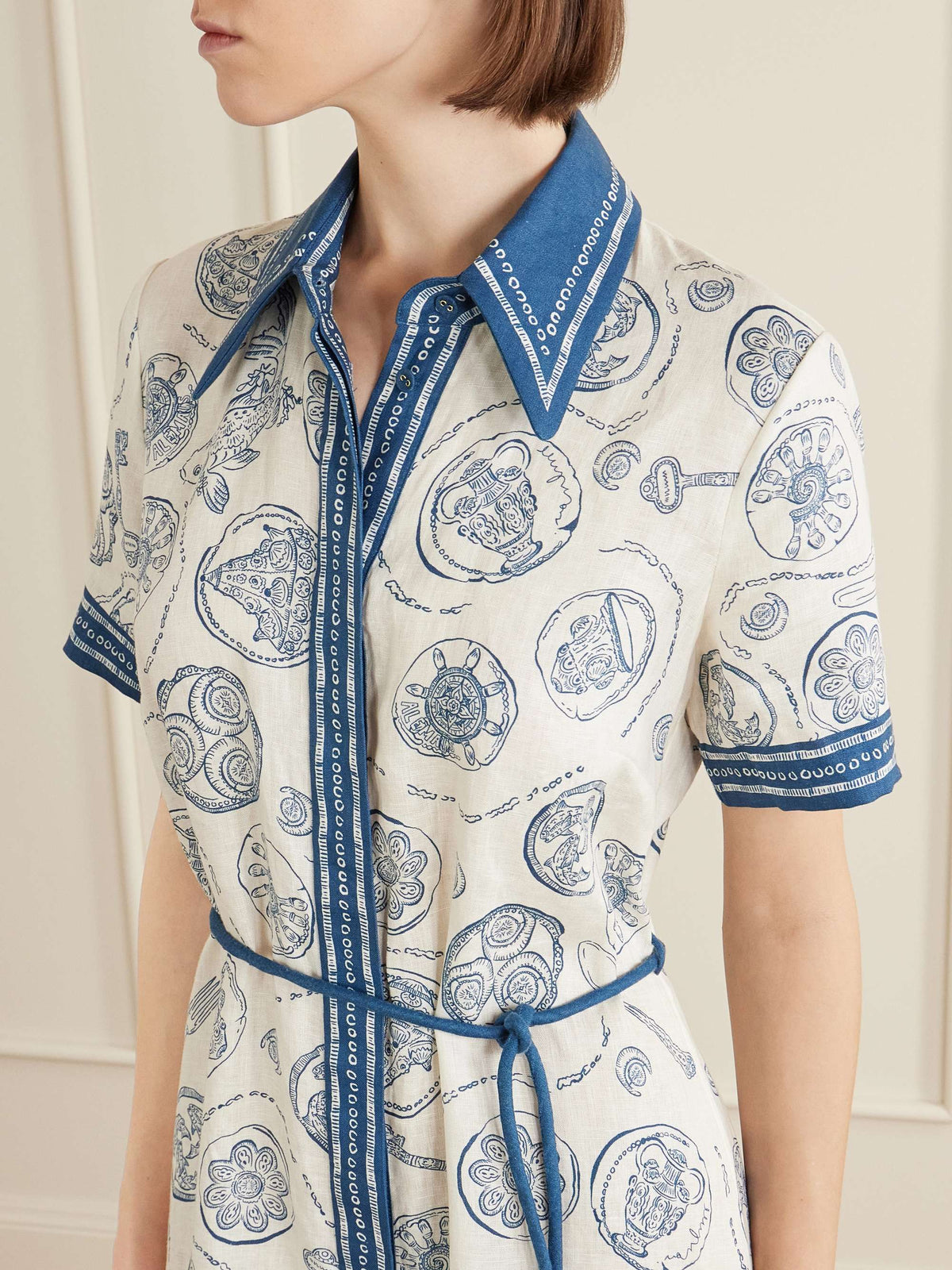 Vestido largo informal con estampado mediterráneo, cuello y lazo en la cintura