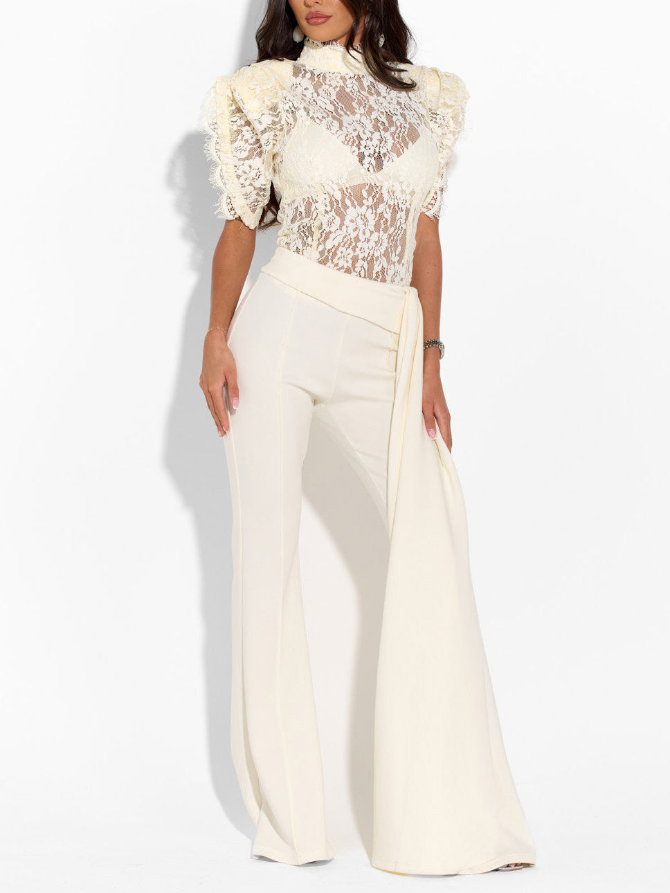 Elegante completo a due pezzi con top in pizzo a collo alto e pantaloni a gamba larga