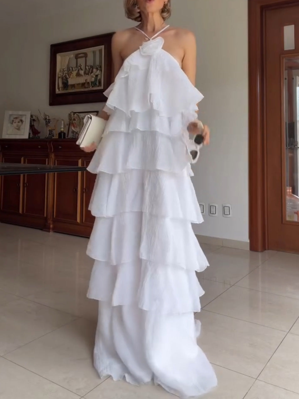 Elegantes Neckholder-Maxikleid mit Stufen und Rüschen