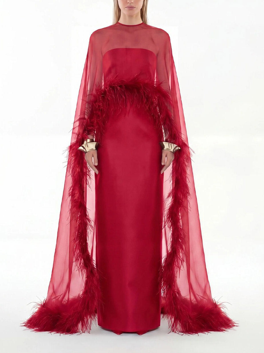 Elegante abito maxi in raso nero con scialle in chiffon trasparente