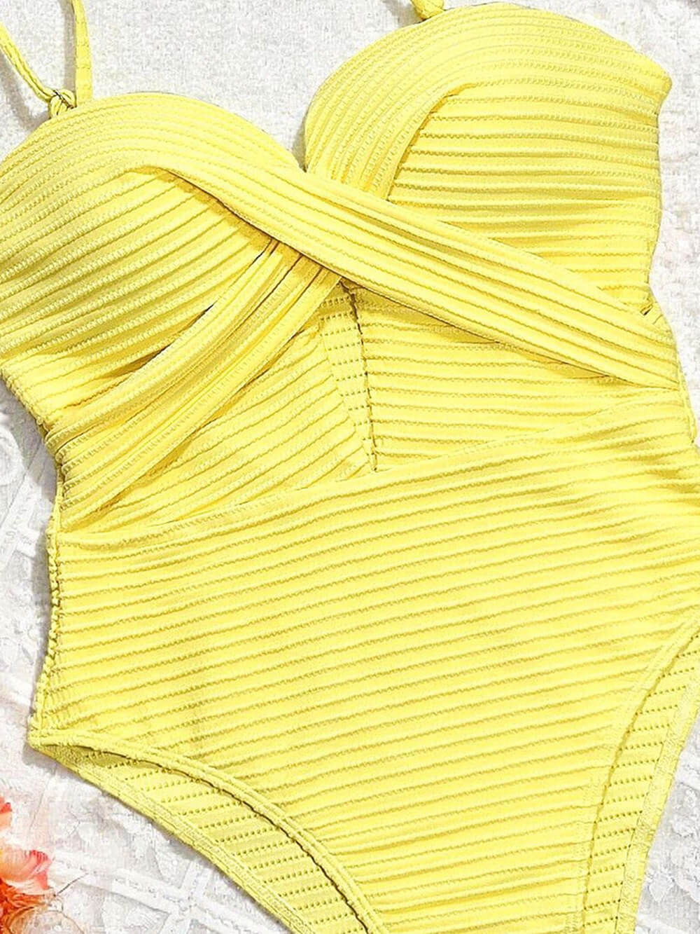 Traje de baño de una pieza con rayas verticales, aberturas y cordones