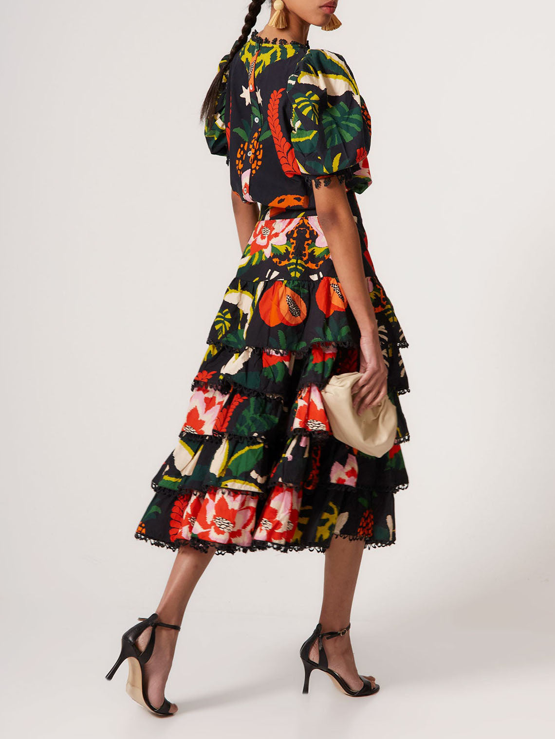 Elegantes zweiteiliges Set mit tropischem Print, Puffärmeln und Rüschen