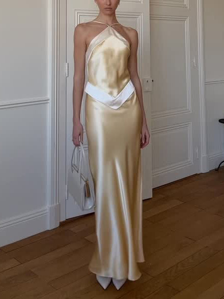 Elegante vestido largo de satén con cuello halter y bloques de color