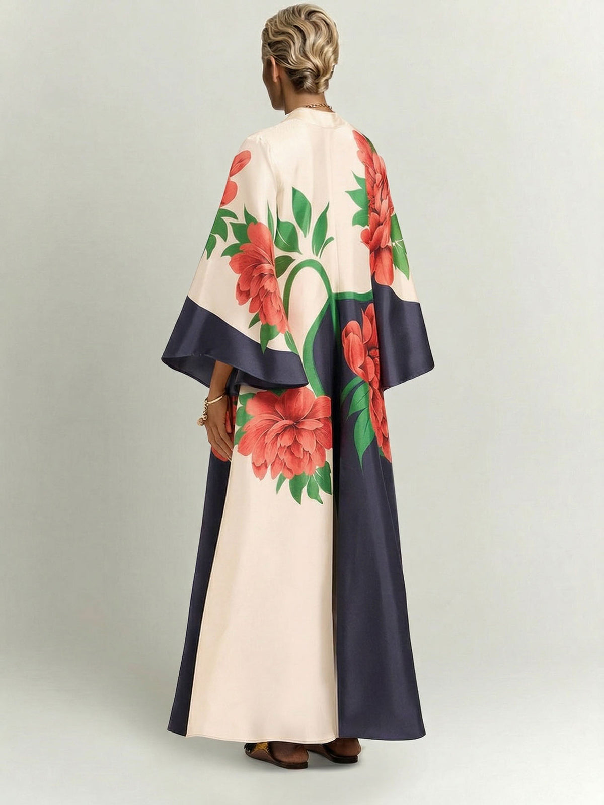 Vestido maxi elegante com mangas evasé e estampado floral