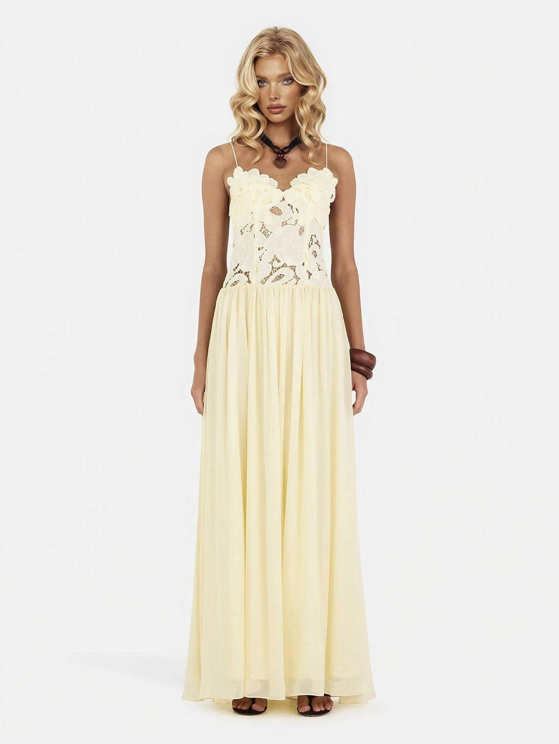 Elegantes Maxikleid mit Spaghettiträgern, Spitze und Blumenapplikation
