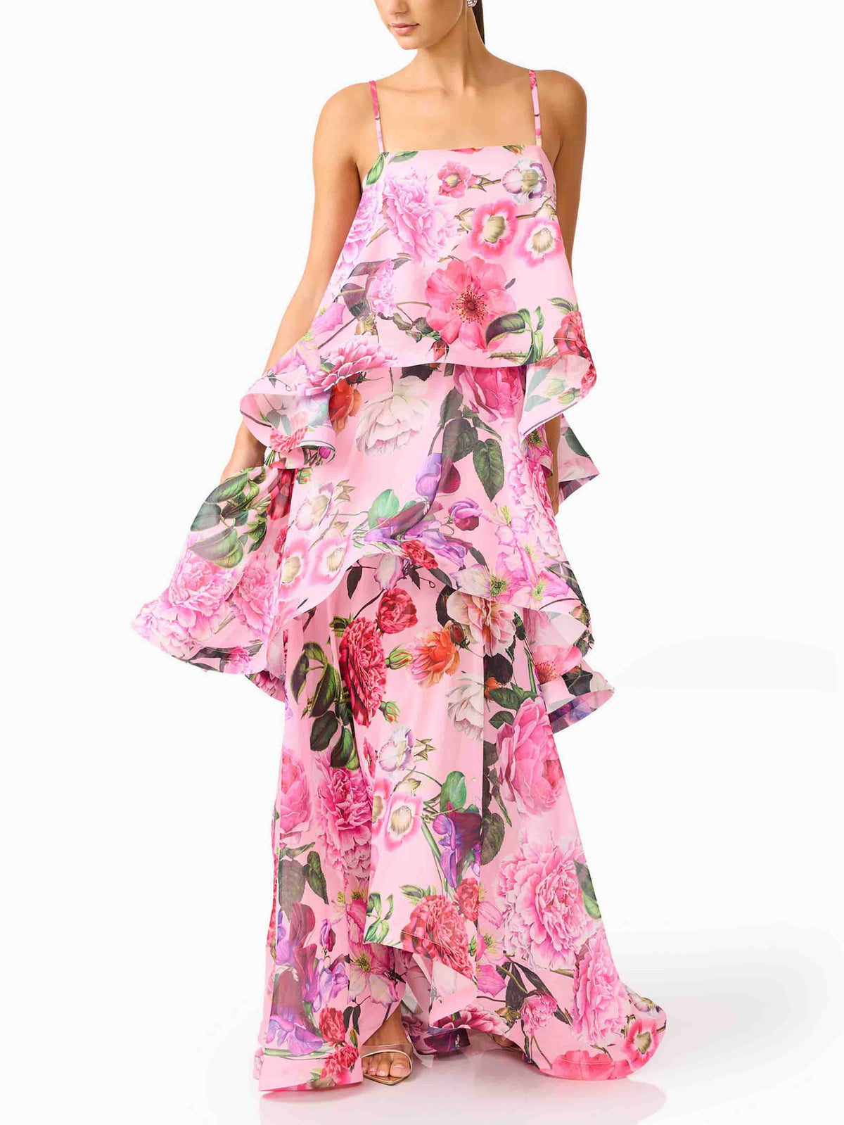 Elegante abito lungo rosa a balze, fluido, con stampa floreale e spalline sottili