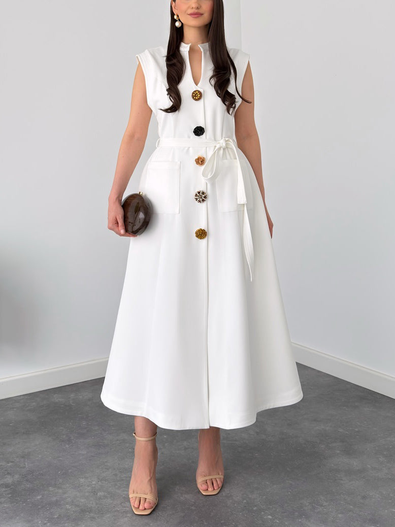 Elegante abito midi con collo alto e cintura da annodare in vita