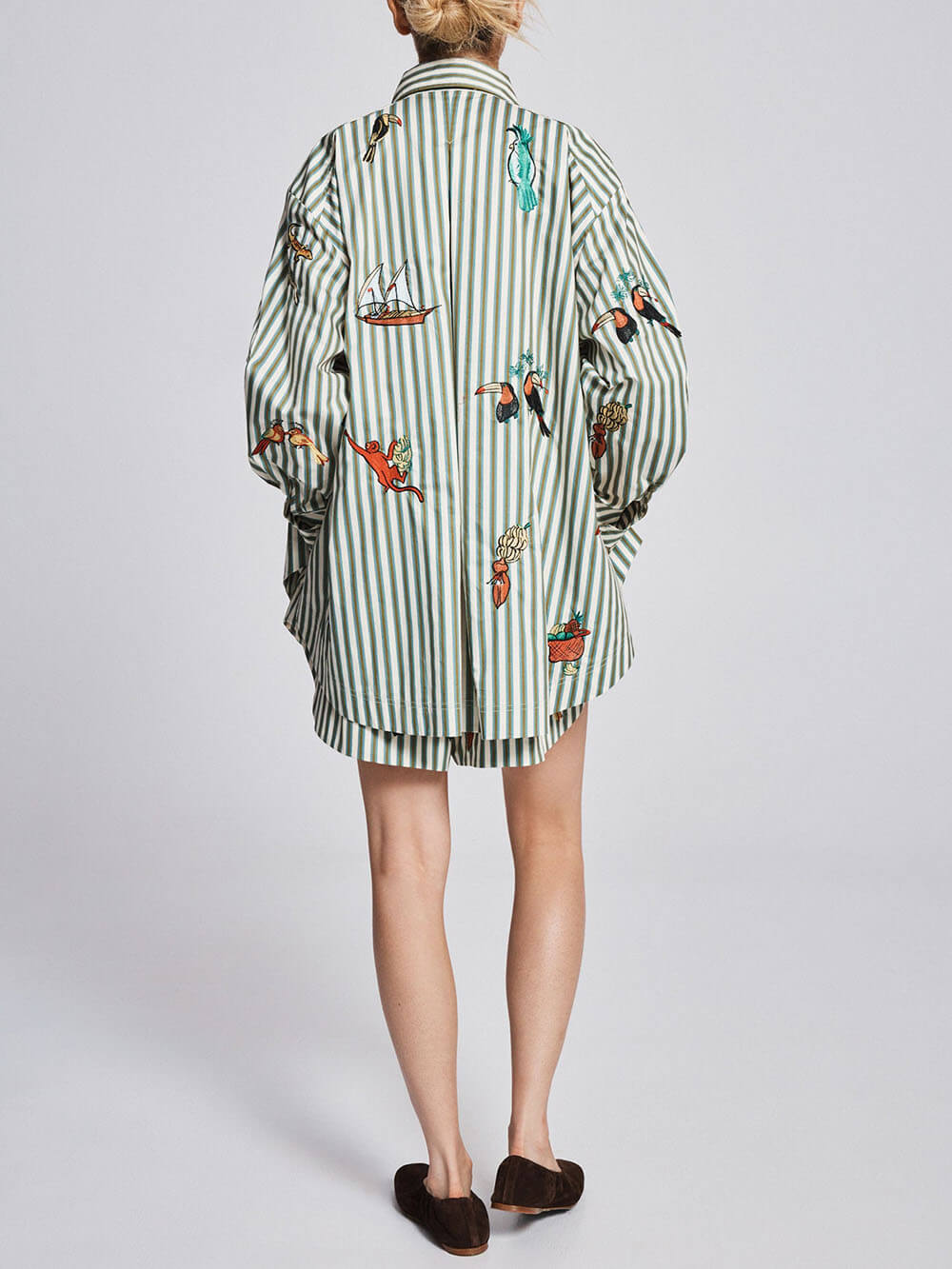 Completo con camicia a righe unica, a maniche lunghe e abbottonata sul davanti, e shorts con vita elasticizzata e coulisse