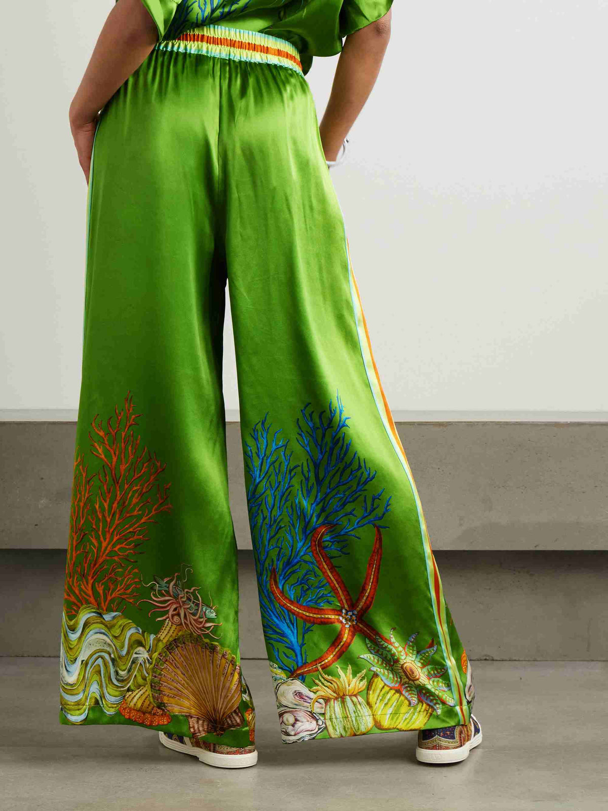 Completo a due pezzi con camicia in raso con stampa oceanica e pantaloni palazzo