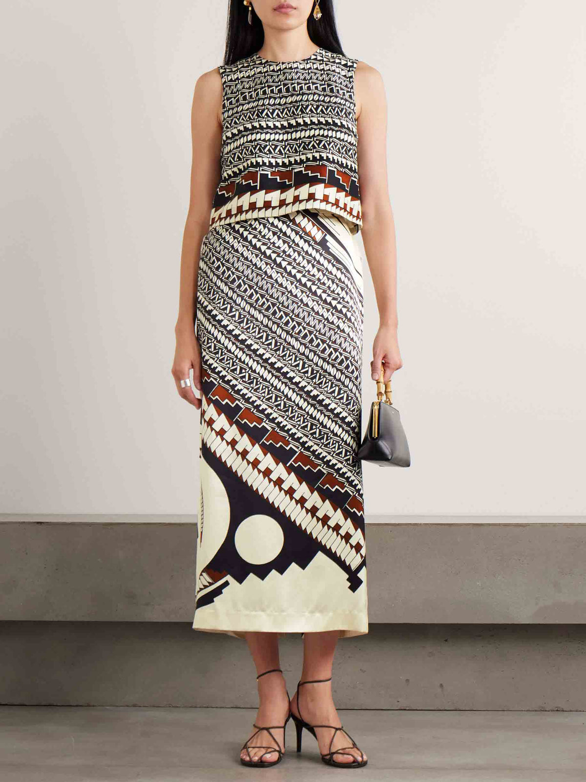 Set a due pezzi con top corto in raso con stampa geometrica e gonna midi